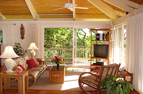 Ho'okipa Bayview Cottage living and entertainment room perfect for 